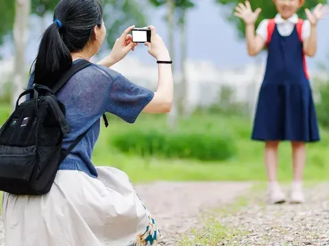 Khi mẹ là Vlogger: Bị quay phim mọi lúc, tôi chỉ muốn xóa kênh Youtube của mẹ