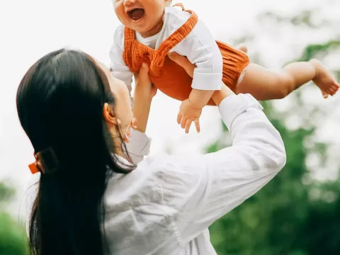 Bạn tôi muốn sinh con thứ 3 ở tuổi 42, tôi thấy cô ấy thật ích kỷ