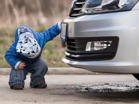 Bé gái 1 tuổi tử vong thương tâm dưới bánh xe của cha: Người cha vội vã làm 1 điều nhưng chỉ còn sự day dứt
