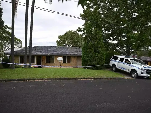 Giật mình tỉnh giấc giữa đêm, người đàn ông bàng hoàng chứng kiến hành động đáng sợ của vợ mình