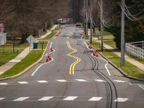 Con đường kỳ lạ khiến tài xế "hoa mắt chóng mặt", cư dân bất bình