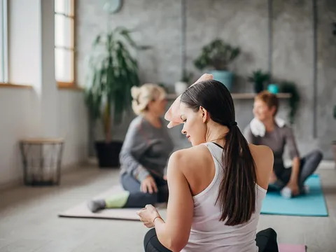 Giáo viên Yoga mất việc vì... cấm học viên uống nước