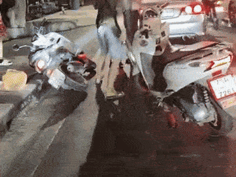 Nam thanh niên vác mã tấu đuổi chém tình địch giữa đường để thỏa cơn cuồng ghen