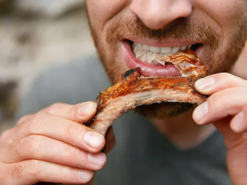 Cơ thể bệnh nhân “phủ trắng” bởi sán dây trên phim chụp X-quang: Bác sĩ cảnh báo về loại thức ăn quen thuộc này