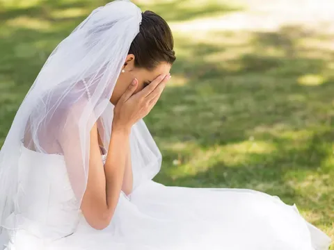 Mẹ và con gái căng thẳng vì đám cưới: “Trông con như một cái lều xiếc”