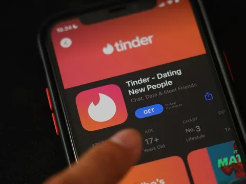 Vạch trần âm mưu thuê "sát thủ" qua ứng dụng Tinder để giết bạn trai cũ của nữ thợ làm tóc có tiền sử đáng sợ