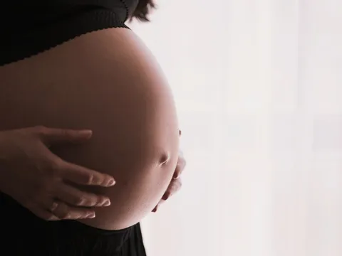 Bé gái 15 tuổi mang thai với em họ 11 tuổi: Bức tranh u ám về giáo dục giới tính ở Malaysia