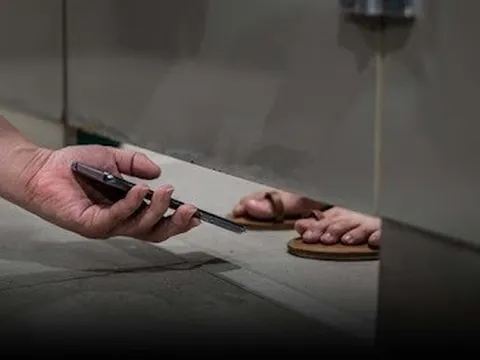 Quay lén nữ giáo viên, nhân viên dịch vụ đối mặt với loạt cáo buộc nặng nề
