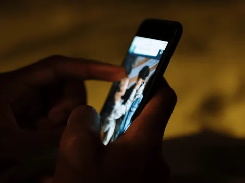 Dùng AI làm "vũ khí", nam sinh 16 tuổi "chế" ảnh nhạy cảm của bạn bè, tung lên MXH bán kiếm lời