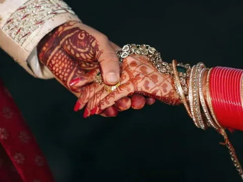 9 ngày trước lễ cưới, chú rể bỏ trốn cùng... mẹ cô dâu