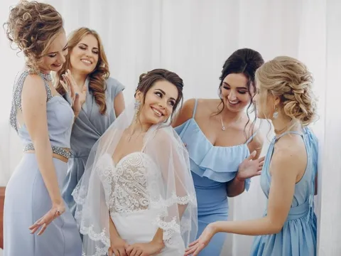 "Tôi chọn họ vì trông họ xấu": Cô dâu bị chỉ trích dữ dội vì "chơi chiêu" để nổi bật trong đám cưới