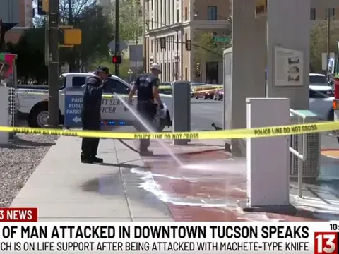 Người đàn ông bất ngờ bị tấn công dã man bằng rìu giữa bến xe, vợ chỉ biết gào khóc bất lực