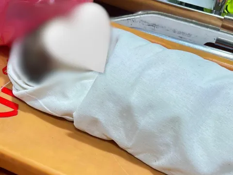 Mẹ trẻ sinh con bên đường rồi bỏ rơi em bé để tiếp tục đi chơi: Vụ việc gây chấn động tại lễ hội té nước