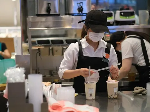 Tranh cãi với cách chủ quán "dằn mặt" nhân viên nghỉ việc không báo trước