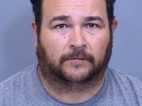 Giáo viên bị cáo buộc xâm hại học sinh trung học, cười cợt trước tòa khiến dân mạng phẫn nộ