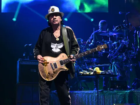 Huyền thoại guitar Carlos Santana nhập viện khẩn cấp, phải hoãn show diễn vào phút chót