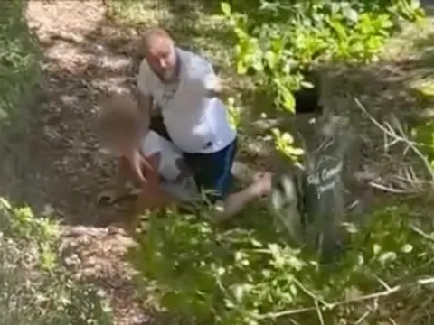 "Làm ơn đi! Cháu không làm gì cả!": Bé gái gào khóc van xin khi bị người đàn ông khống chế, đè xuống đất