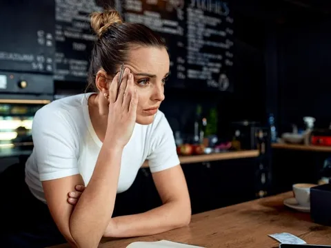 Nữ phục vụ bàn cay đắng khi bị nhóm "thượng đế" Gen Z để lại tờ giấy mỉa mai thay vì tiền tip