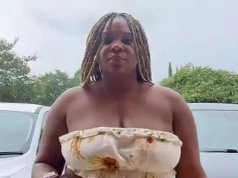 Bị từ chối phục vụ vì “quá hở hang”, người phụ nữ da màu đâm đơn kiện nhà hàng