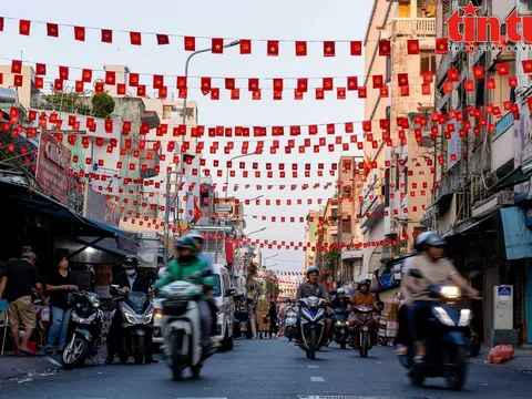 Cờ đỏ sao vàng rợp phố phường TP Hồ Chí Minh dịp đại lễ 30/4