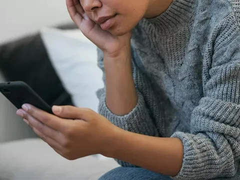 Vô tình đọc tin nhắn của chồng, người phụ nữ phát hiện sự thật đau lòng