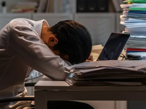 Thầy giáo trẻ gục chết ngay tại văn phòng sau nhiều đêm thức trắng vì deadline