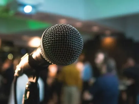 Người phụ nữ bất ngờ nhiễm virus Herpes từ 1 lần đi hát Karaoke: Liệu chiếc micro có phải "thủ phạm"?