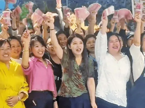 Lãi lớn từ giao dịch vàng, ông chủ siêu thị tặng tiền tỷ cho hơn 2.000 nhân viên