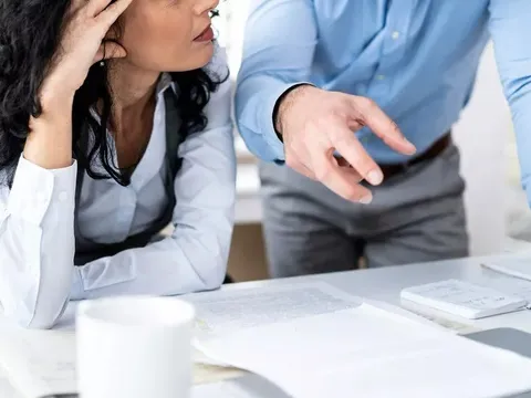 Mách sếp chuyện đồng nghiệp "đốt" tiền công ty cho việc riêng, “chim lợn” bỗng trở thành tâm điểm chỉ trích