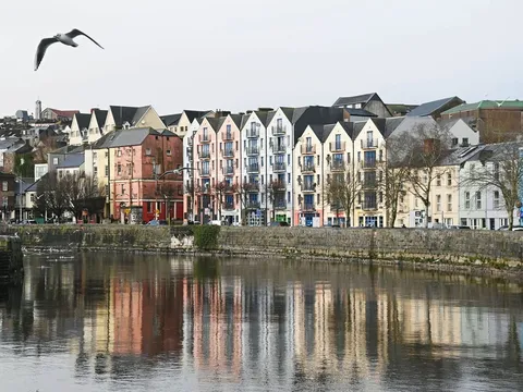 "Họ cứ như 1 gánh xiếc vậy": Người mẹ đau đớn khi con trai chết đuối giữa sông, đám đông vô cảm chỉ đứng quay phim