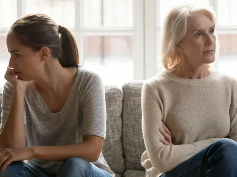Bị "đá" khỏi nhà, con gái liền kiện mẹ già 91 tuổi ra tòa