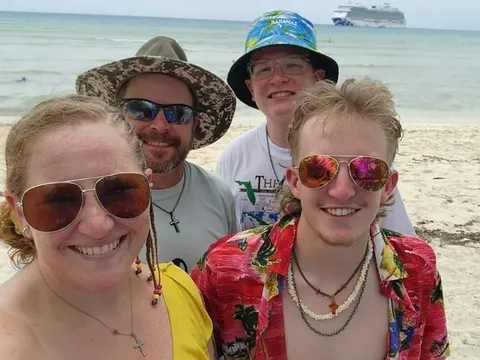 Mỹ: Đau lòng cảnh người cha tâm thần sát hại vợ và hai con trai, tự tử ngay trước lễ tốt nghiệp của con