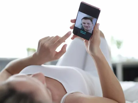 Gen Z thà ế còn hơn bị chê “lố”: Nỗi sợ mới trong tình yêu thời công nghệ