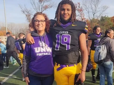 Về thăm nhà nhân dịp Ngày của Mẹ, ngôi sao bóng bầu dục đại học bị bắn chết thương tâm