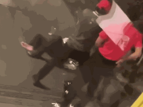 Clip: Nhân viên McDonald’s đạp người vô gia cư dã man, cộng đồng mạng kêu gọi tẩy chay