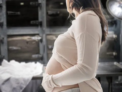 Sinh con chết lưu nơi đất khách, cô gái trẻ lặng lẽ rời đi, để lại thi thể trong tủ đông bệnh viện
