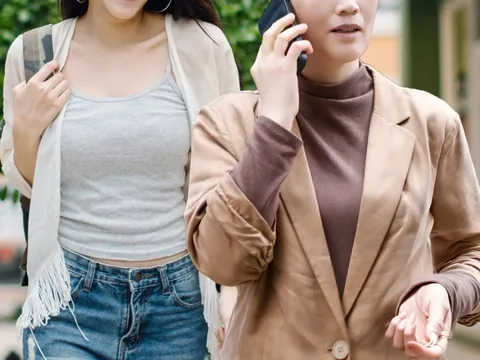 “Không giữ khoảng cách an toàn khi đi bộ phía sau”, cô gái phải... bồi thường gần 240 triệu đồng