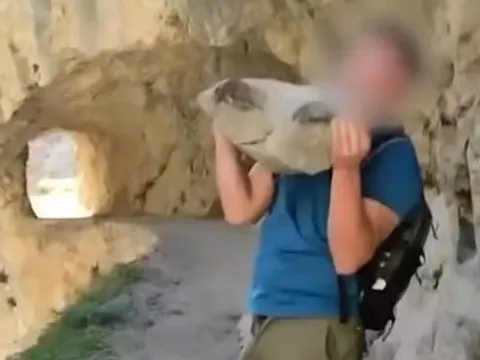 "Nó có thể gây chết người đấy!": Dân mạng phẫn nộ với trò "nghịch dại" của nam thanh niên