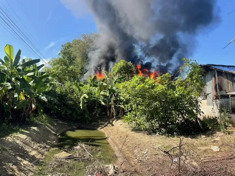 Quên tắt bếp, cụ ông vô tình "thiêu rụi" 3 căn nhà