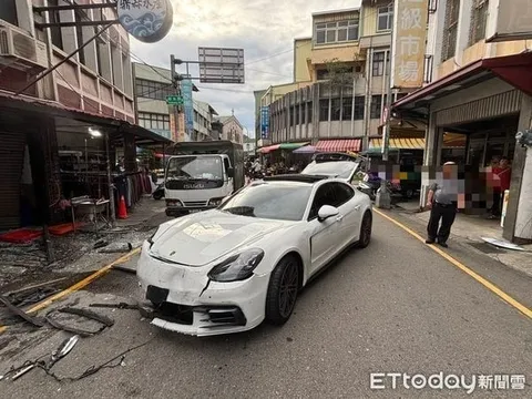 Ghen tuông mù quáng, người đàn ông lái Porsche tông sập nhiều cửa của hàng, livestream trên Instagram
