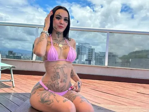 Buổi Livestream bỗng hóa kinh hoàng: Nữ người mẫu xăm trổ bị bạn trai đâm 9 nhát, may mắn thoát chết kỳ diệu