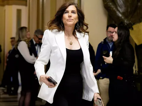 "Tôi sẽ cho mọi người thấy cơ thể mình": Nữ nghị sĩ công khai ảnh nhạy cảm giữa phiên điều trần vì lý do này