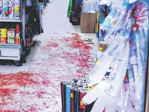 Bị bắt quả tang trộm đồ, người đàn ông bất ngờ dùng kéo tự đâm mình để cầu xin được tha thứ