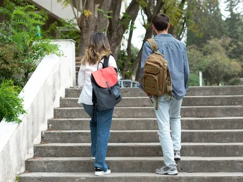 Tranh cãi ở Trung Quốc: Nữ sinh bị yêu cầu... cởi quần để "chứng minh" đau bụng kinh mới được nghỉ học
