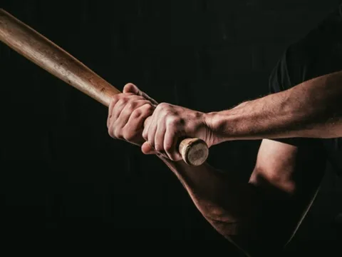 Người phụ nữ dùng gậy bóng chày đánh chết người giữa phố, bỏ mặc nạn nhân bị xe cán tử vong