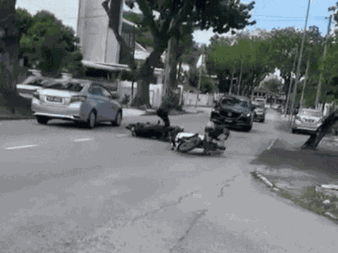 Bị giật dây chuyền, cụ bà 71 tuổi chống trả quyết liệt, cầm bình nước đánh liên tục vào đầu kẻ cướp