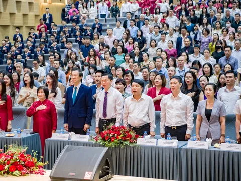 Thứ trưởng Phạm Ngọc Thưởng tới thăm và dự lễ vinh danh 200 học sinh tiêu biểu năm học 2024-2025