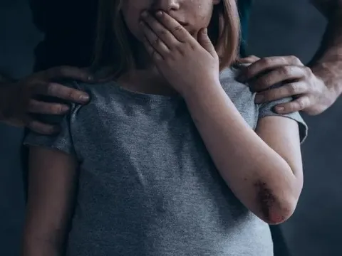 Người mẹ nổ súng, cứu con gái 12 tuổi khỏi kẻ ấu dâm ngay trong khách sạn