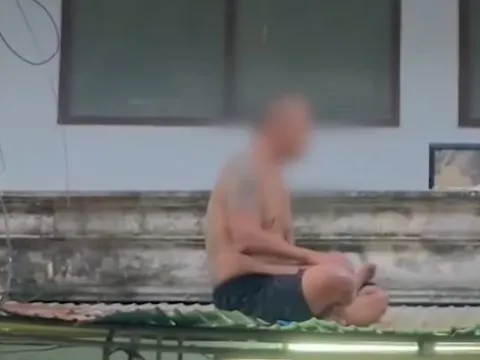 Nhảy từ tầng 3 xuống mái hiên, người đàn ông ung dung... ngồi thiền "chữa lành", dân tình dở khóc dở cười