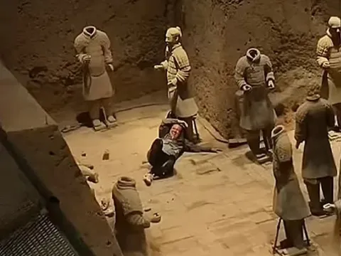 Du khách nhảy xuống hố, vô tình làm hư hai bức tượng binh mã 2.000 năm tuổi trong lăng mộ Tần Thủy Hoàng